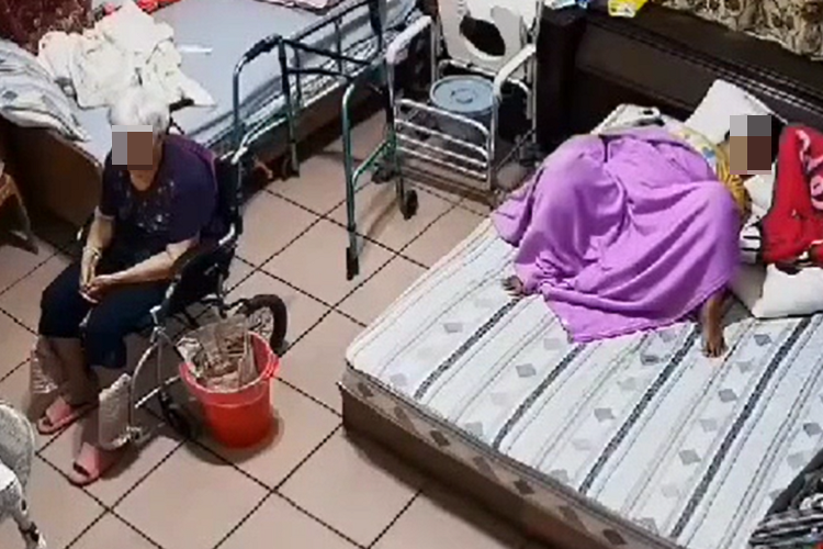 近日有民眾公開監視器畫面,可以看到請來的外籍看護躺在「被照顧者」阿嬤的床上,過沒多久竟生下一個小孩。圖擷自《爆料公社》 近日有民眾公開監視器畫面,可以看到請來的外籍看護躺在「被照顧者」阿嬤的床上,過沒多久竟生下一個小孩。圖擷自《爆料公社》