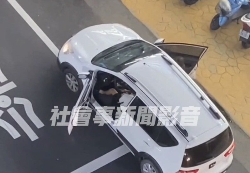 彰化市昨晚有一對夫妻疑似在車上吵架，兩人還拿著棒球棒對峙，車內幼兒嚇到大聲嚎哭，警方將調查是否涉及家暴、及兒少保護案件。圖／翻攝自社會事新聞影音