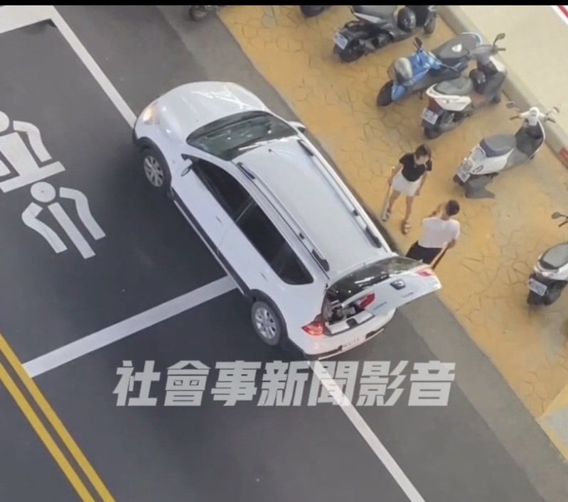 彰化市昨晚有一對夫妻疑似在車上吵架，兩人還拿著棒球棒對峙，車內幼兒嚇到大聲嚎哭，警方將調查是否涉及家暴、及兒少保護案件。圖／翻攝自社會事新聞影音
