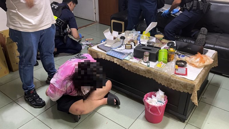 30歲陳姓女子涉嫌開車拖行撞死清水派出所所長劉宗鑫,警方今天清晨1時許,循線將她逮捕歸案,並在她包包內搜出電子煙、喪屍煙油、安非他命,全案依殺人等罪嫌移送法辦。記者林昭彰/翻攝 30歲陳姓女子涉嫌開車拖行撞死清水派出所所長劉宗鑫,警方今天清晨1時許,循線將她逮捕歸案,並在她包包內搜出電子煙、喪屍煙油、安非他命,全案依殺人等罪嫌移送法辦。記者林昭彰/翻攝