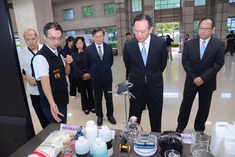 台北市信義警分局偵查隊長曾逸群（左二），向刑事局長周幼偉（右二）說明偵破喪屍菸彈工廠經過。記者廖炳棋/翻攝