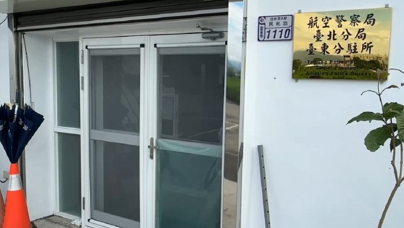 航警局台東航空站分駐所1名52歲曹姓員警,今天早上8點在所裡進行手槍保養時,誤扣造成手槍擊發走火。圖/民眾提供 航警局台東航空站分駐所1名52歲曹姓員警,今天早上8點在所裡進行手槍保養時,誤扣造成手槍擊發走火。圖/民眾提供