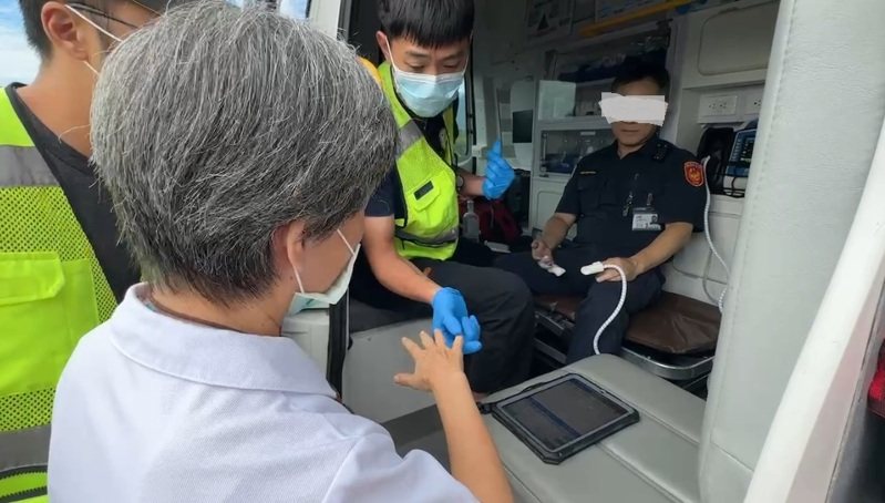 航警局台東航空站分駐所1名52歲曹姓員警,今天早上8點在所裡進行手槍保養時,疑似未注意警用手槍內還有子彈,誤扣造成手槍擊發走火,巨大槍聲嚇到所裡同仁,曹警右手小指遭到子彈擊傷,所裡立刻連繫機場裡的護理師進行初步治療和包紮,隨即由救護車送往馬偕台東分院治療。圖/民眾提供 航警局台東航空站分駐所1名52歲曹姓員警,今天早上8點在所裡進行手槍保養時,疑似未注意警用手槍內還有子彈,誤扣造成手槍擊發走火,巨大槍聲嚇到所裡同仁,曹警右手小指遭到子彈擊傷,所裡立刻連繫機場裡的護理師進行初步治療和包紮,隨即由救護車送往馬偕台東分院治療。圖/民眾提供