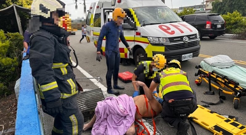 台中市大安區發生離奇車禍,機車騎士跌落水溝後竟鑽入下水道受困,警、消聽音辨位成功救起。圖/警方提供 台中市大安區發生離奇車禍,機車騎士跌落水溝後竟鑽入下水道受困,警、消聽音辨位成功救起。圖/警方提供
