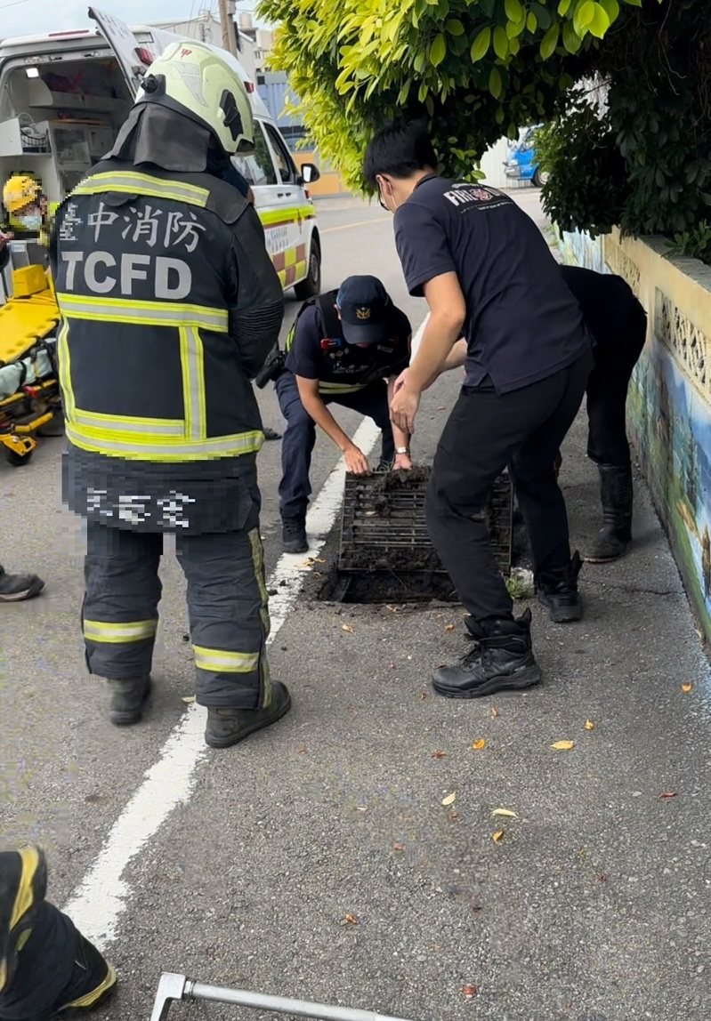 台中市大安區發生離奇車禍,機車騎士跌落水溝後竟鑽入下水道受困,警、消聽音辨位成功救起。圖/警方提供 台中市大安區發生離奇車禍,機車騎士跌落水溝後竟鑽入下水道受困,警、消聽音辨位成功救起。圖/警方提供