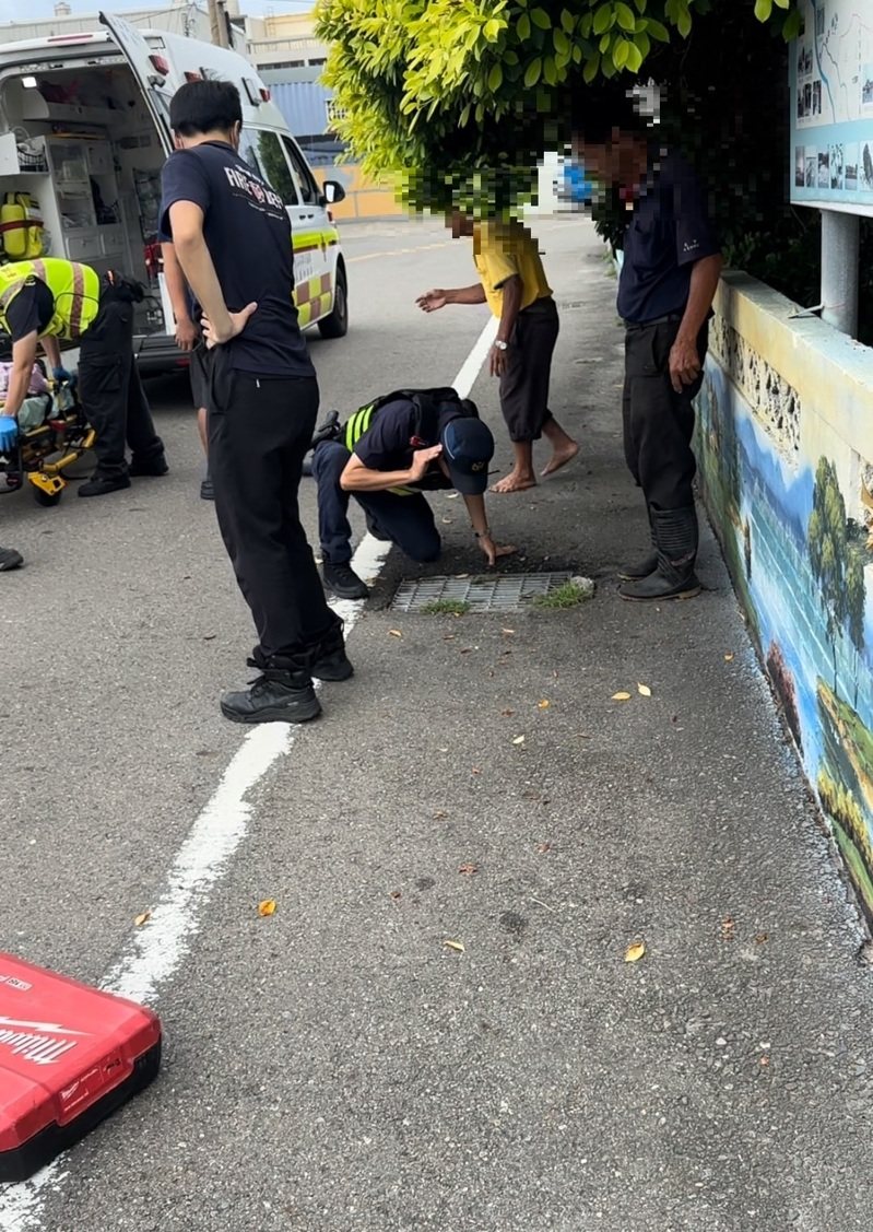 台中市大安區發生離奇車禍,機車騎士跌落水溝後竟鑽入下水道受困,警、消聽音辨位成功救起。圖/警方提供 台中市大安區發生離奇車禍,機車騎士跌落水溝後竟鑽入下水道受困,警、消聽音辨位成功救起。圖/警方提供