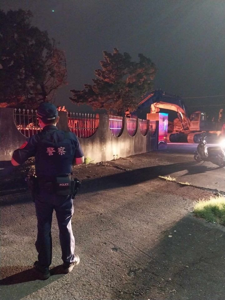 相隔不到6天,屏東縣長治鄉信義路一家工廠今天晚間又再度發生火警。圖/屏東小鎮粉絲田先生提供 相隔不到6天,屏東縣長治鄉信義路一家工廠今天晚間又再度發生火警。圖/屏東小鎮粉絲田先生提供