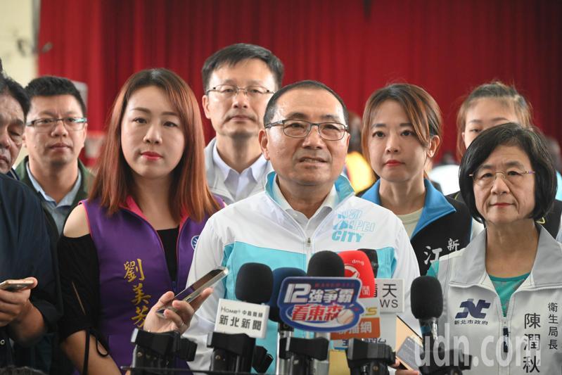 新北市長侯友宜上午視察流感施打狀況時表示，對造成警員不幸殉職的嫌犯表示要從重量刑、嚴格追訴。記者李定宇／攝影