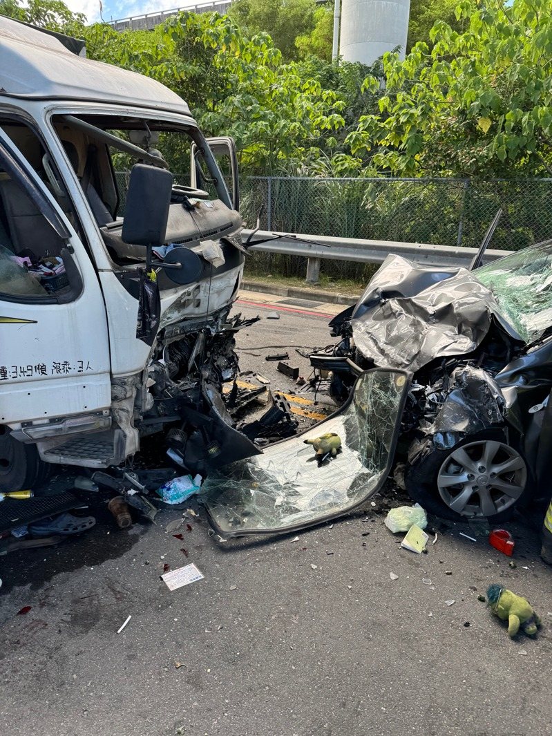 新北市五股區中興路三段今天上午11時許發生兩車對撞，肇因待查。記者曾伯愷／翻攝