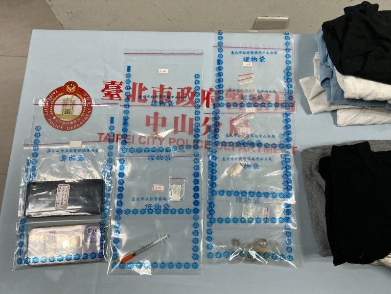 查扣衣物15件、毒品海洛因、安非他命、注射針筒及吸食器等證物。記者李隆揆／翻攝