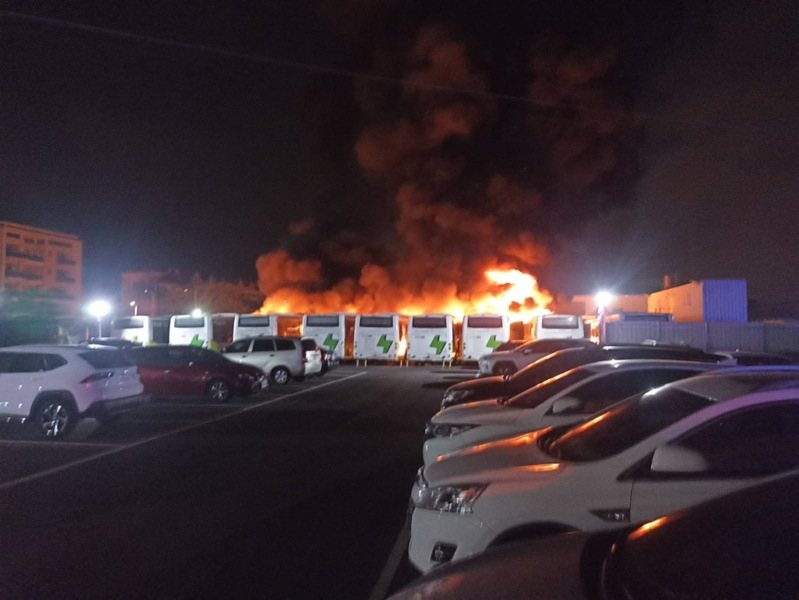 台中市北屯區一處停車場今天凌晨起火，9輛電動巴士燃燒，幸未釀成傷亡。記者陳宏睿／翻攝