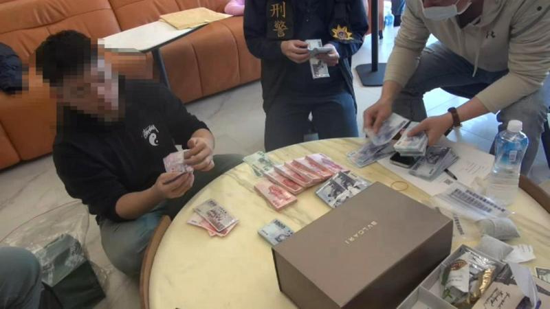 台中市刑警大隊先前在南屯區查到賭博機房，後續擴大追查與該博弈機房配合的水房，日前成功在西屯區的豪華社區大樓破獲以李姓、陳姓男子為首的犯罪集團非法博弈水房據點，查扣大批現金。圖／民眾提供