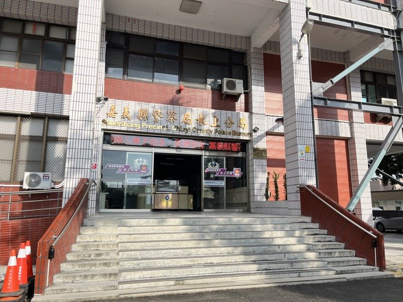 嘉義縣一名男子疑似租車不還還偷車牌,今早遭盤查時又衝撞警方,警開4槍制止,目前仍在追捕。記者黃于凡/攝影 嘉義縣一名男子疑似租車不還還偷車牌,今早遭盤查時又衝撞警方,警開4槍制止,目前仍在追捕。記者黃于凡/攝影