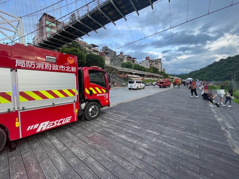 新北市碧潭風景區今天下午驚傳有人從吊橋上墜落溺水，正巧一名划立槳男子目擊，即刻救援將落水女子拉救上岸。記者王長鼎／翻攝