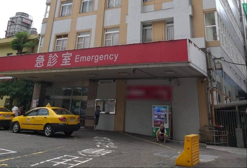 林姓男子在醫院旁架告示牌,指郭姓醫師的妻弟騙林母980萬元,全家置之不理挨告。基隆地院審理後,依違反個人資料保護法判林2月徒刑。全案可上訴。聯合報系資料照片 林姓男子在醫院旁架告示牌,指郭姓醫師的妻弟騙林母980萬元,全家置之不理挨告。基隆地院審理後,依違反個人資料保護法判林2月徒刑。全案可上訴。聯合報系資料照片