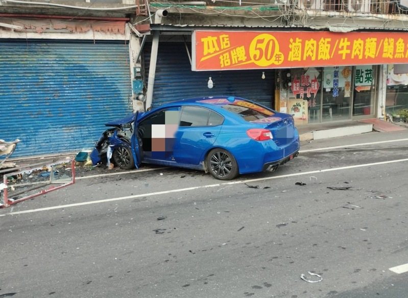 鄭姓男子開黑色汽車在建興路口左轉時,撞上直行的楊姓男子開藍色汽車,車輛撞飛波及到還未開店的店家,雙方酒測值均為零。記者劉星君/翻攝 鄭姓男子開黑色汽車在建興路口左轉時,撞上直行的楊姓男子開藍色汽車,車輛撞飛波及到還未開店的店家,雙方酒測值均為零。記者劉星君/翻攝
