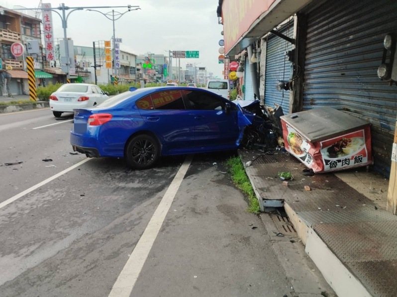鄭姓男子開車在建興路口左轉時,撞上直行的楊姓男子開藍色汽車,車輛撞飛波及到還未開店的店家,雙方酒測值均為零。記者劉星君/翻攝 鄭姓男子開車在建興路口左轉時,撞上直行的楊姓男子開藍色汽車,車輛撞飛波及到還未開店的店家,雙方酒測值均為零。記者劉星君/翻攝