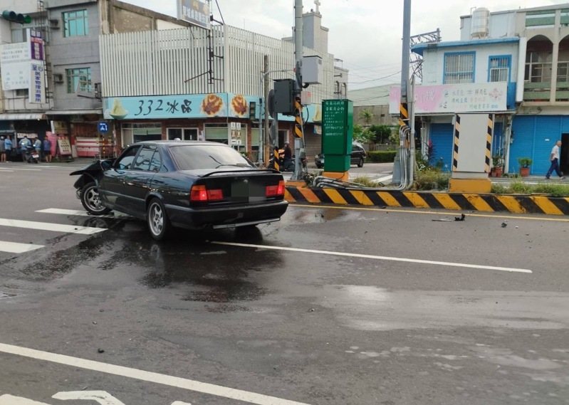 鄭姓男子開黑色汽車在建興路口左轉時,撞上直行的楊姓男子開藍色汽車,車輛撞飛波及到還未開店的店家,雙方酒測值均為零。記者劉星君/翻攝 鄭姓男子開黑色汽車在建興路口左轉時,撞上直行的楊姓男子開藍色汽車,車輛撞飛波及到還未開店的店家,雙方酒測值均為零。記者劉星君/翻攝