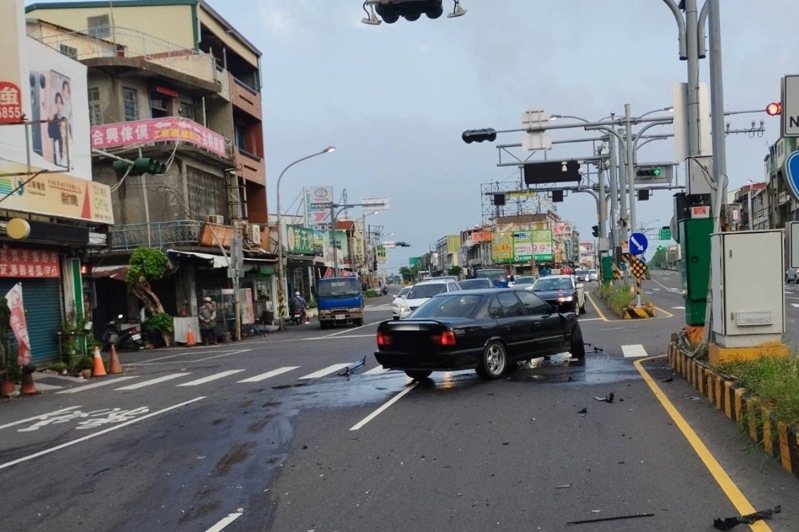 鄭姓男子開黑色汽車在建興路口左轉時,撞上直行的楊姓男子開藍色汽車,車輛撞飛波及到還未開店的店家,雙方酒測值均為零。記者劉星君/翻攝 鄭姓男子開黑色汽車在建興路口左轉時,撞上直行的楊姓男子開藍色汽車,車輛撞飛波及到還未開店的店家,雙方酒測值均為零。記者劉星君/翻攝