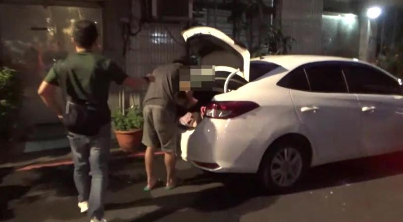 吳姓男子及謝姓女子涉嫌販毒,今年9月中才遭逮,單飛不解散,分裝場化整為零,土城警方前天分別在土城及永和二度查獲2人,查扣大批電子菸油,喪屍菸彈,安非他命。記者王長鼎/翻攝 吳姓男子及謝姓女子涉嫌販毒,今年9月中才遭逮,單飛不解散,分裝場化整為零,土城警方前天分別在土城及永和二度查獲2人,查扣大批電子菸油,喪屍菸彈,安非他命。記者王長鼎/翻攝