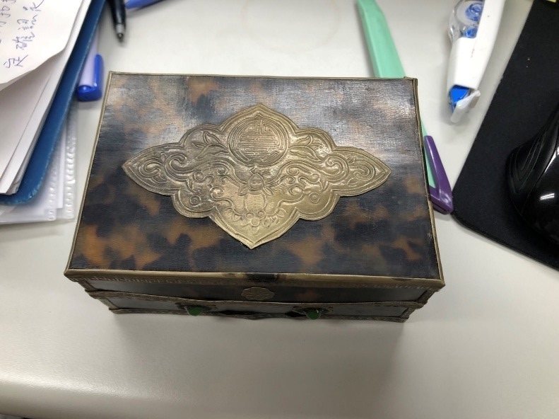 李男於網路上販售方形玳瑁珠寶盒。圖/新北市動保處提供 李男於網路上販售方形玳瑁珠寶盒。圖/新北市動保處提供