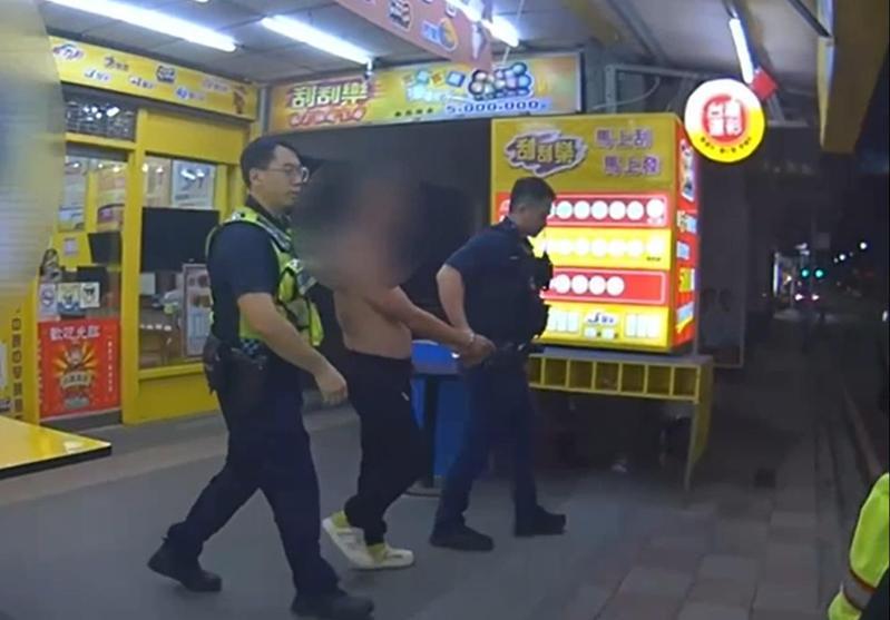 黃姓男子昨趁超商店員理貨,趁機搜刮收銀機下方零錢盒搶了就跑,路過吳姓男子見狀見義勇為,出手攔下助警逮人。記者王長鼎/翻攝 黃姓男子昨趁超商店員理貨,趁機搜刮收銀機下方零錢盒搶了就跑,路過吳姓男子見狀見義勇為,出手攔下助警逮人。記者王長鼎/翻攝