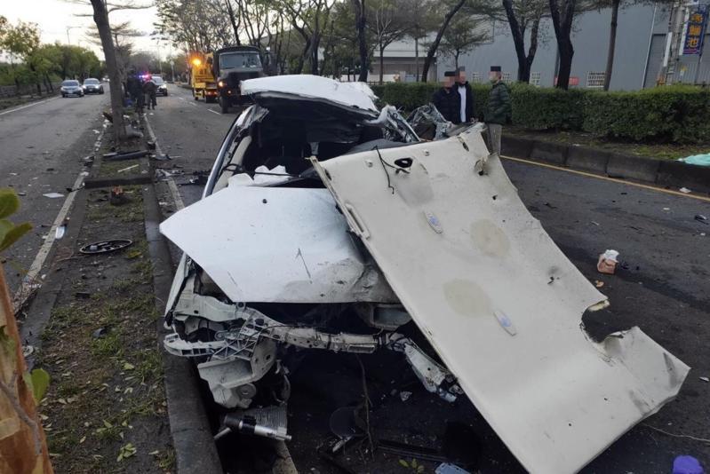 徐男駕駛白色轎車追撞軍方的中型戰術輪車,釀白車翻覆數圈乘客拋飛慘死。圖/報系資料照 徐男駕駛白色轎車追撞軍方的中型戰術輪車,釀白車翻覆數圈乘客拋飛慘死。圖/報系資料照