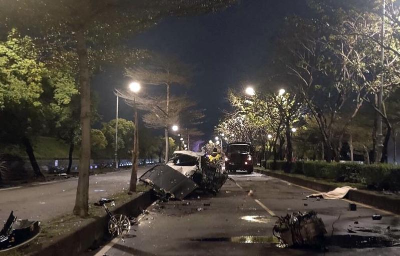 徐男駕駛白色轎車追撞軍方的中型戰術輪車,釀白車翻覆數圈乘客拋飛慘死。圖/報系資料照 徐男駕駛白色轎車追撞軍方的中型戰術輪車,釀白車翻覆數圈乘客拋飛慘死。圖/報系資料照