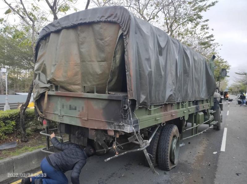徐男駕駛白色轎車追撞軍方的中型戰術輪車,釀白車翻覆數圈乘客拋飛慘死。圖/報系資料照 徐男駕駛白色轎車追撞軍方的中型戰術輪車,釀白車翻覆數圈乘客拋飛慘死。圖/報系資料照