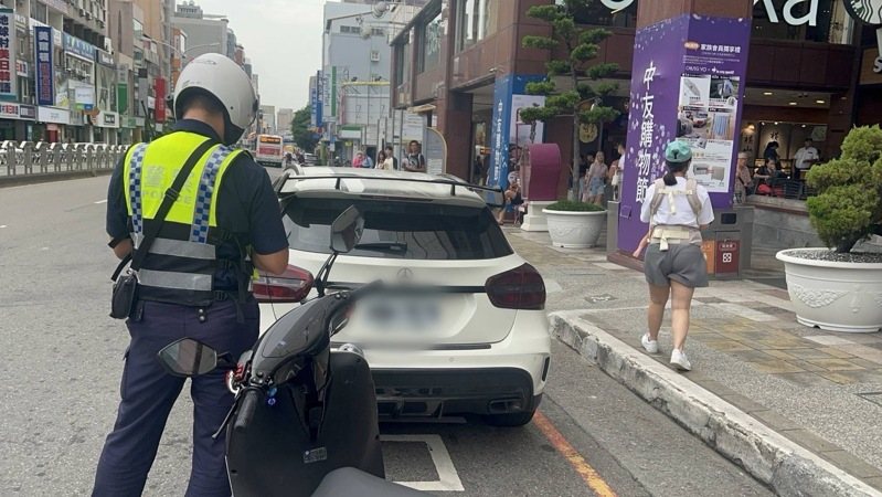 台中市第二警分局加強取締汽機車駕駛違規占用公車停靠區。圖/第二警分局提供 台中市第二警分局加強取締汽機車駕駛違規占用公車停靠區。圖/第二警分局提供