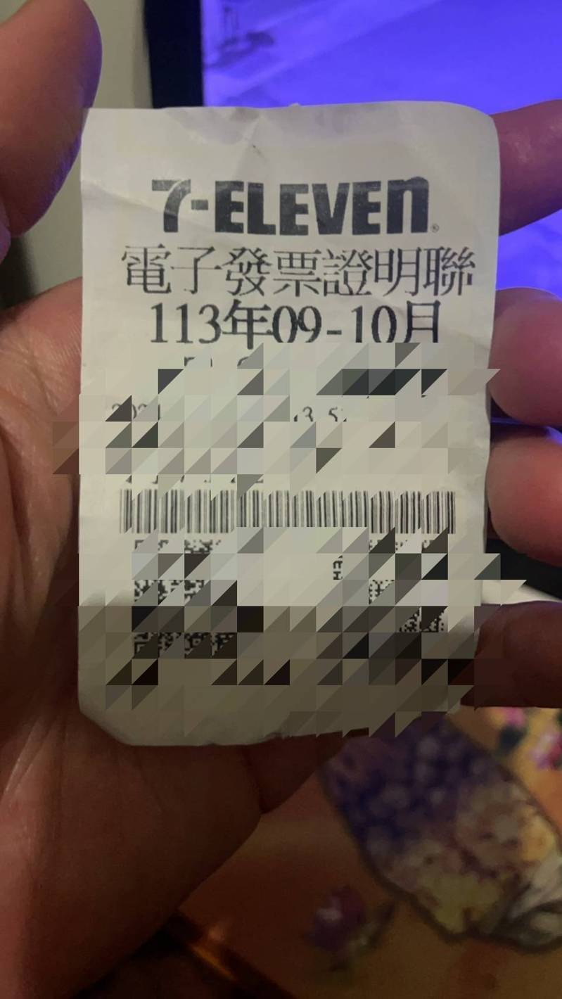 桃園一名76歲卓姓老翁今上午發現機車不見向警方報案，員警調閱監視器發現今凌晨老翁自己騎車出門，隨後又徒步走回家，對此員警請他確認身上財物發現一張超商發票。記者周嘉茹／翻攝
