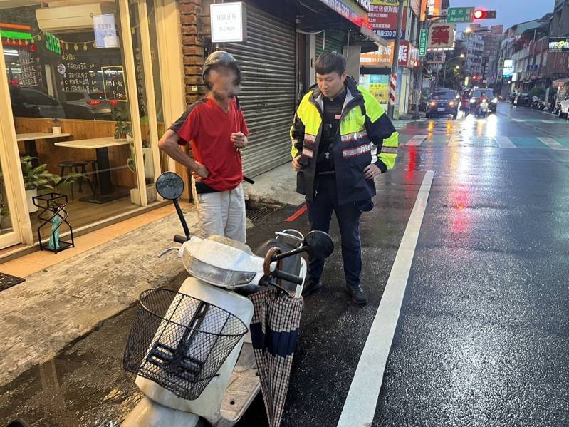桃園一名76歲卓姓老翁今上午發現機車不見向警方報案，員警調閱監視器發現今凌晨老翁自己騎車出門，隨後又徒步走回家，對此員警請他確認身上財物發現一張超商發票，果然發現機車在原地，老翁才想起是自己忘記。記者周嘉茹／翻攝