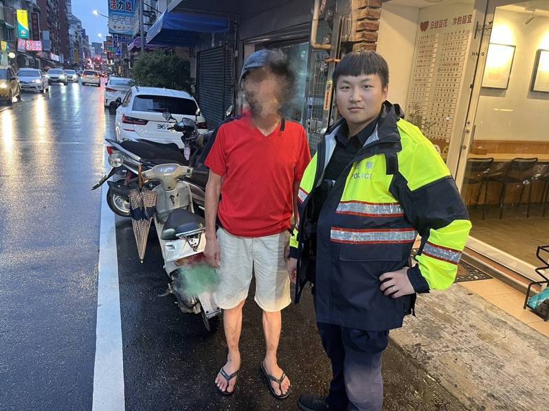 桃園一名76歲卓姓老翁今上午發現機車不見向警方報案，員警調閱監視器發現今凌晨老翁自己騎車出門，隨後又徒步走回家，對此員警請他確認身上財物發現一張超商發票，果然發現機車在原地。記者周嘉茹／翻攝