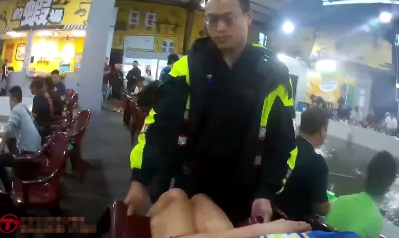 3日新北市風雨不大但放颱風假,樹林區有1名婦人在釣蝦場喝到爛醉,店家擔心她摔進蝦池,報警求助。員警用現場塑膠椅當擔架抬人,其他釣客竟把它當成抬神轎,搞笑連聲大喊:「進喔!」記者林昭彰/翻攝 3日新北市風雨不大但放颱風假,樹林區有1名婦人在釣蝦場喝到爛醉,店家擔心她摔進蝦池,報警求助。員警用現場塑膠椅當擔架抬人,其他釣客竟把它當成抬神轎,搞笑連聲大喊:「進喔!」記者林昭彰/翻攝