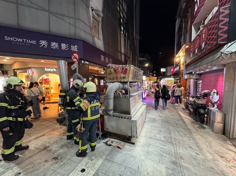 北市公館商圈一間賣蔥油餅的攤車,昨天晚上營業時起火,所幸無人受傷。記者翁至成/翻攝 北市公館商圈一間賣蔥油餅的攤車,昨天晚上營業時起火,所幸無人受傷。記者翁至成/翻攝