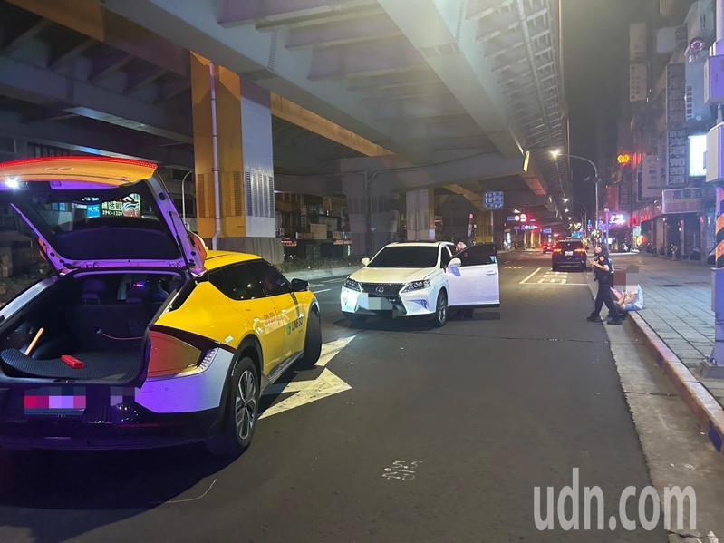 周男駕駛白色休旅車,逆向行駛百公尺後撞上計程車。記者黃子騰/翻攝 周男駕駛白色休旅車,逆向行駛百公尺後撞上計程車。記者黃子騰/翻攝
