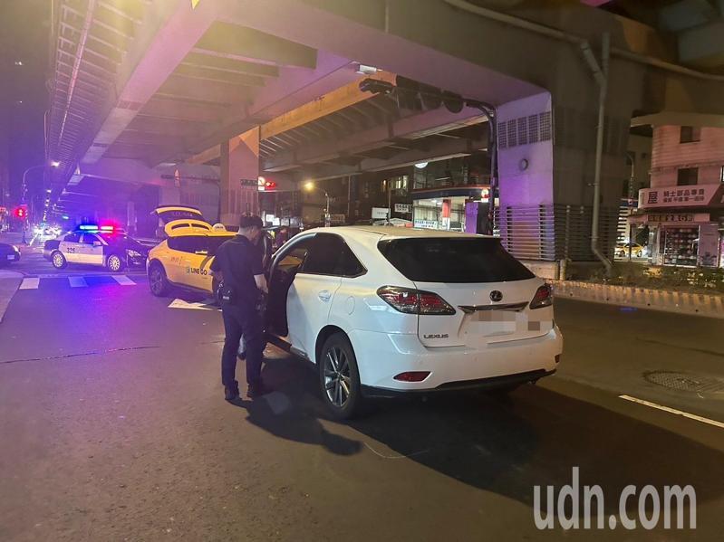 中和警方到場進行採證釐清車禍原因。記者黃子騰/翻攝 中和警方到場進行採證釐清車禍原因。記者黃子騰/翻攝