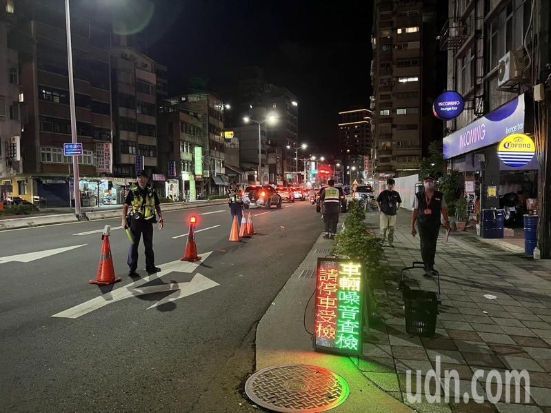 中正二警方昨晚協同環保局稽查大隊執行靜城專案,查獲12輛疑似改裝噪音車輛。記者翁至成/翻攝 中正二警方昨晚協同環保局稽查大隊執行靜城專案,查獲12輛疑似改裝噪音車輛。記者翁至成/翻攝