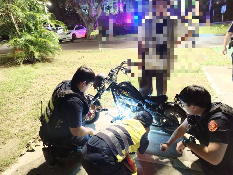 莊姓男子騎機車懸掛車牌係偽造車牌,涉偽造特種文書罪嫌移送偵辦。記者黃宣翰/翻攝 莊姓男子騎機車懸掛車牌係偽造車牌,涉偽造特種文書罪嫌移送偵辦。記者黃宣翰/翻攝