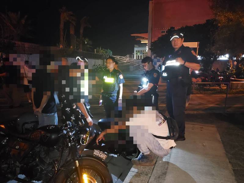 為防制危駕,警方昨晚在台17線等路段辦理監警聯合稽查,取締16件汽機車改裝違規。記者黃宣翰/翻攝 為防制危駕,警方昨晚在台17線等路段辦理監警聯合稽查,取締16件汽機車改裝違規。記者黃宣翰/翻攝