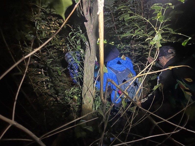 高雄3名山友到屏東縣三地門鄉德文村觀望山登山，挑戰縱走三地山北峰，但因山區受颱風影響樹木倒塌，三人迷路受困，警方獲報後，與當地熱心村民一同上山救援，平安尋獲3人。圖／警方提供