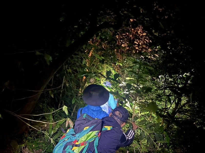 高雄3名山友到屏東縣三地門鄉德文村觀望山登山，挑戰縱走三地山北峰，但因山區受颱風影響樹木倒塌，三人迷路受困，警方獲報後，與當地熱心村民一同上山救援，平安尋獲3人。圖／警方提供