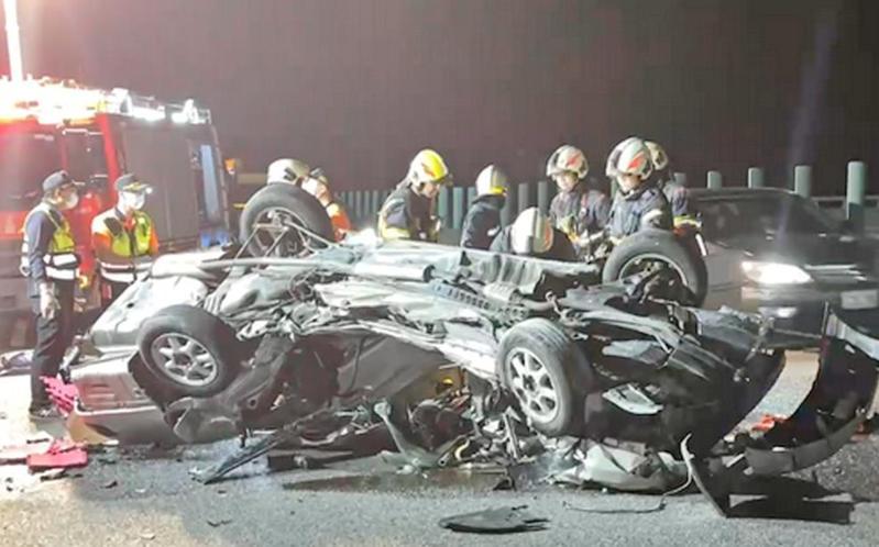 國道重大車禍林姓街頭藝人的車子被撞到嚴重變形。記者蔡維斌／翻攝