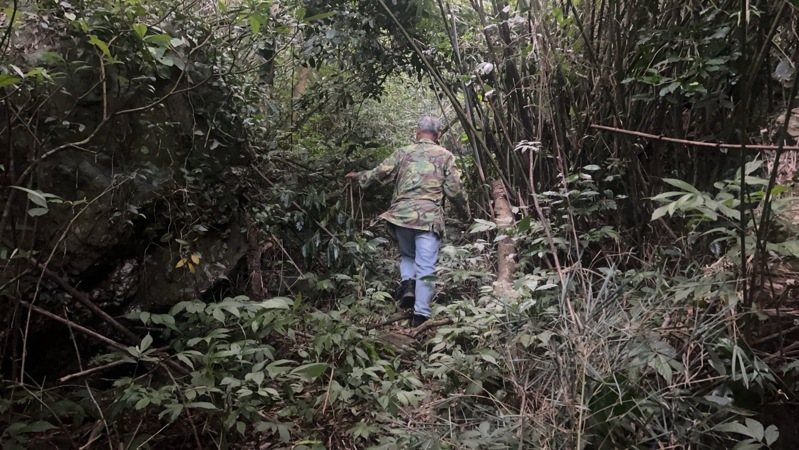 高雄3名山友到屏東縣三地門鄉德文村觀望山登山，挑戰縱走三地山北峰，但因山區受颱風影響樹木倒塌，三人迷路受困，警方獲報後，與當地熱心村民一同上山救援，平安尋獲3人。圖／警方提供