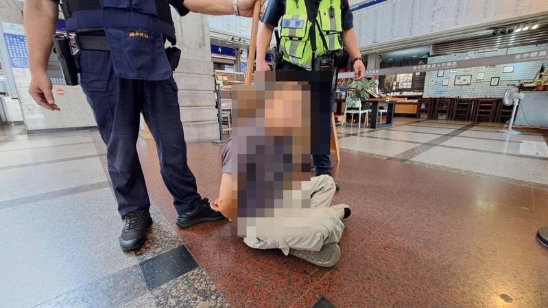 台中市蔣姓男子今早行竊菜刀後,破壞公車設備,在台中車站揮舞刀械,警方到場抓人。記者陳宏睿/翻攝 台中市蔣姓男子今早行竊菜刀後,破壞公車設備,在台中車站揮舞刀械,警方到場抓人。記者陳宏睿/翻攝