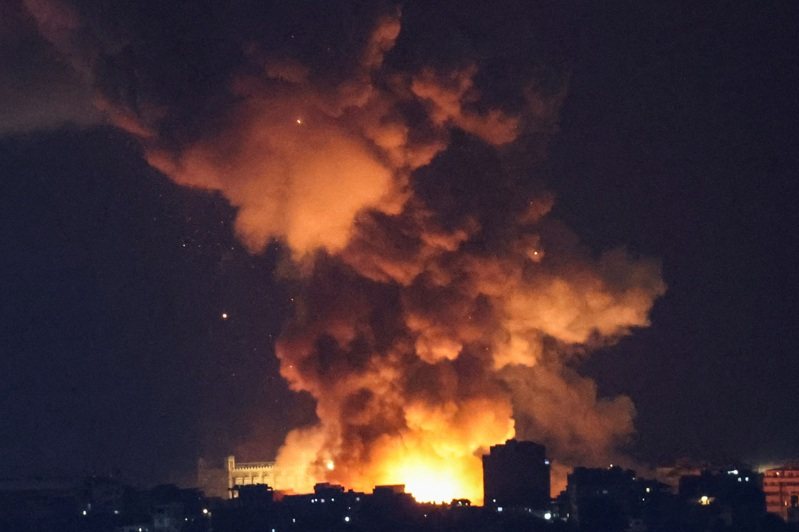 真主黨和以色列軍隊之間持續的敵對行動中，貝魯特南郊冒出濃煙和火焰。(路透)