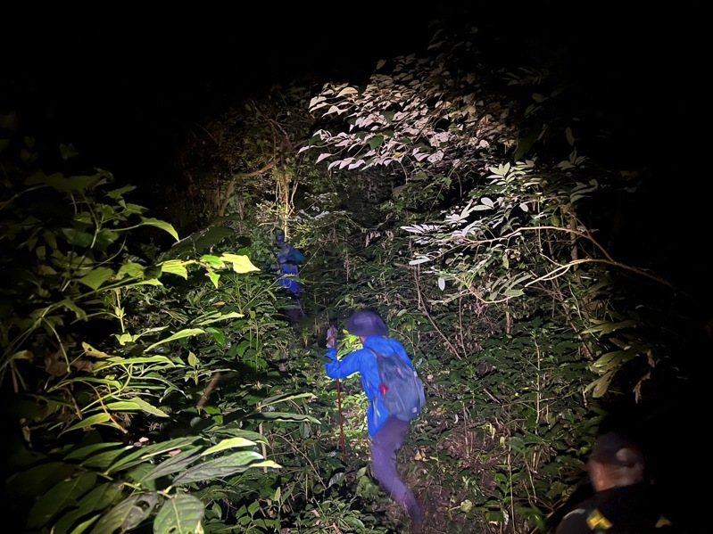 高雄3名山友到屏東縣三地門鄉德文村觀望山登山，挑戰縱走三地山北峰，但因山區受颱風影響樹木倒塌，三人迷路受困，警方獲報後，與當地熱心村民一同上山救援，平安尋獲3人。圖／警方提供