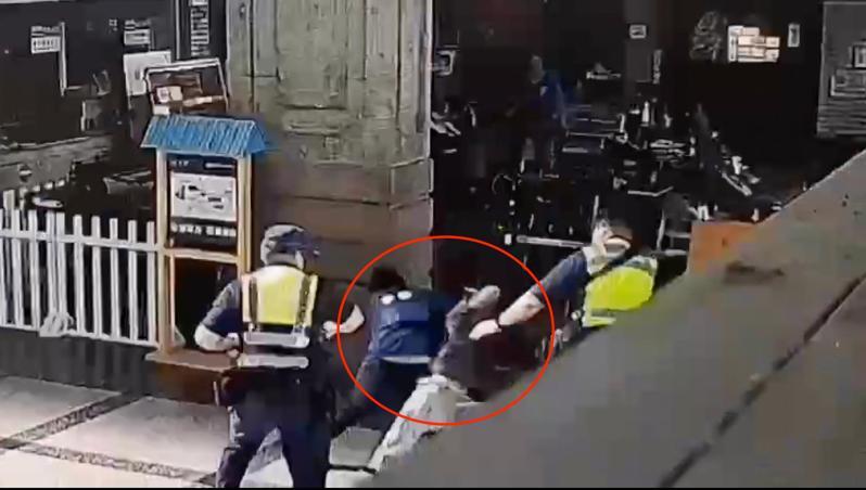 台中市蔣姓男子今早行竊菜刀後,破壞公車設備,在台中車站揮舞刀械,警方到場抓人。記者陳宏睿/翻攝 台中市蔣姓男子今早行竊菜刀後,破壞公車設備,在台中車站揮舞刀械,警方到場抓人。記者陳宏睿/翻攝