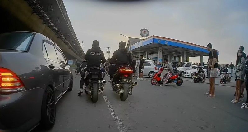 桃園市觀音區西濱路四段今凌晨出現大批改裝車,不僅沒有安裝號牌,騎士也皆未戴安全帽,囂張占用道路競速,目測至少數十人群聚。記者周嘉茹/翻攝 桃園市觀音區西濱路四段今凌晨出現大批改裝車,不僅沒有安裝號牌,騎士也皆未戴安全帽,囂張占用道路競速,目測至少數十人群聚。記者周嘉茹/翻攝