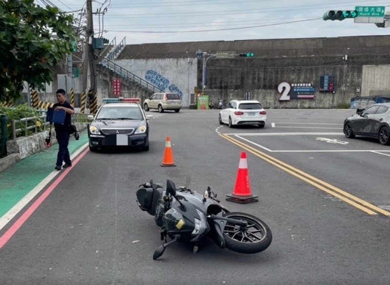 新北市蘆洲昨天有2輛機車發生擦撞,其中1輛竟趁對方報警時開溜、涉嫌肇事逃逸。被撞的騎士查看行車記錄器,懷疑對方根本未成年無照駕駛。警方已通知車主,約好明天到派出所說明協助調查釐清。記者林昭彰/翻攝 新北市蘆洲昨天有2輛機車發生擦撞,其中1輛竟趁對方報警時開溜、涉嫌肇事逃逸。被撞的騎士查看行車記錄器,懷疑對方根本未成年無照駕駛。警方已通知車主,約好明天到派出所說明協助調查釐清。記者林昭彰/翻攝